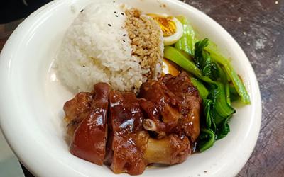  隆江豬腳飯技術(shù)培訓班哪里好？成都蜀味緣餐飲培訓，正宗手藝學回家！
